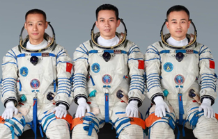 據(jù)中國載人航天工程辦公室消息，經(jīng)空間站應(yīng)用與發(fā)展階段飛行任務(wù)總指揮部研究決定，瞄準北京時間10月26日11時14分發(fā)射神舟十七號載人飛船。執(zhí)行飛行任務(wù)的航天員乘組由湯洪波、唐勝杰、江新林3名航天員組成，湯洪波擔(dān)任指令長。乘組包括1名第二批航天員和2名第三批航天員，是空間站建造任務(wù)啟動以來，平均年齡最小的航天員乘組。